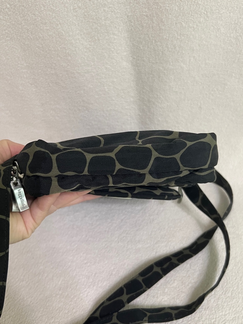 Baggallini Black Giraffe Print Crossbody Bag Small Water Resistant - Picture 10 of 16